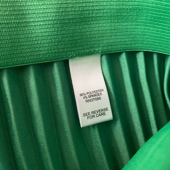 NWT Green accordion pleated satin skirt - Picture 3 of 4